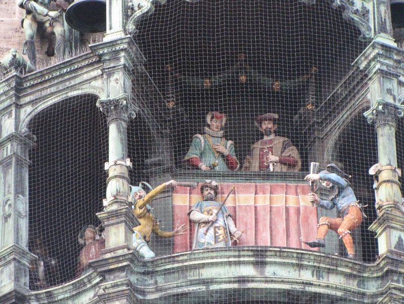 beeldengroep_rathaus munchen.jpg - Nog meer in detail, het bovenste klokkenspel. Hier word een toernooi ter gelegenheid van de bruiloft van hertog Wilhelm V met Renate van Lothringen uitgebeeld.